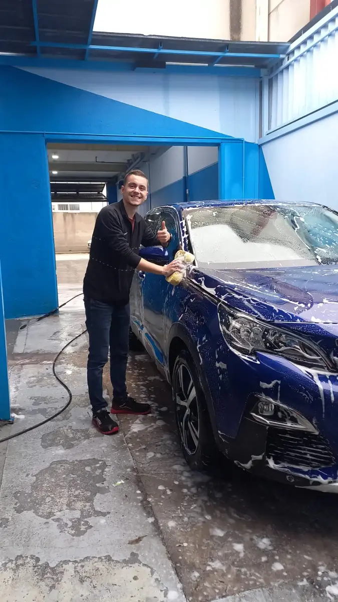 Lavado a mano de un coche en AutoWash Boxes