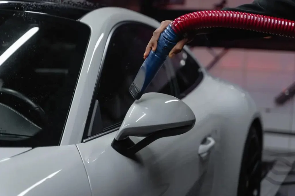 Limpieza del retrovisor de un coche durante el detailing