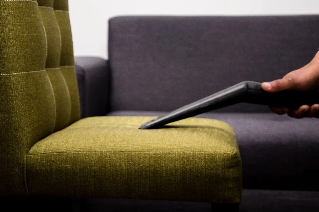 Limpieza de una silla tapizada con aspirador