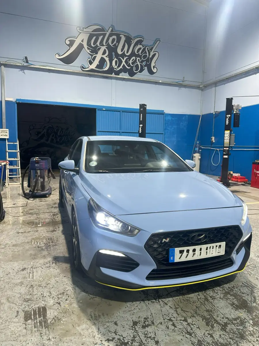 Pintura de un vehículo tras el detailing en AutoWash Boxes