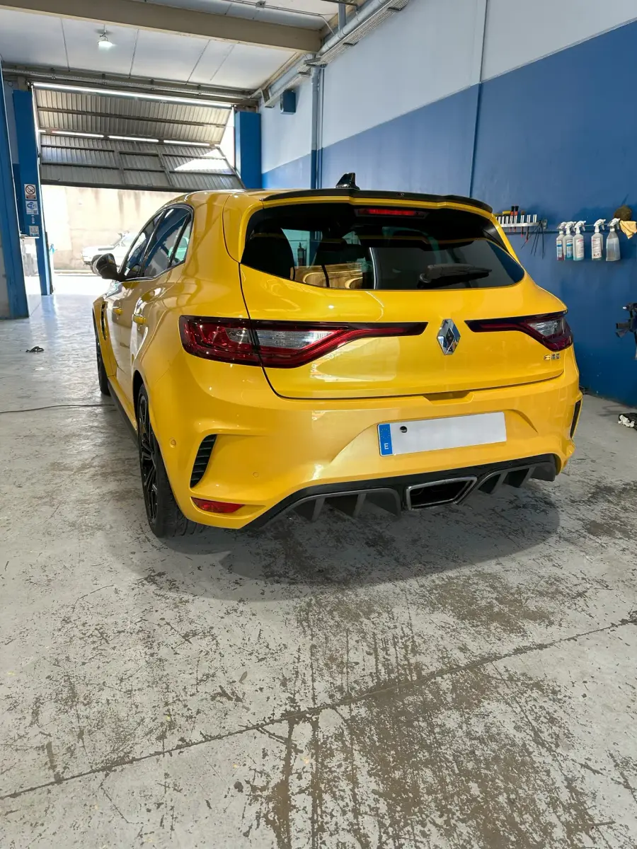 Vehículo terminado tras el servicio de detailing